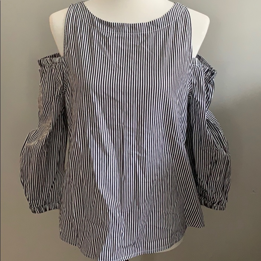 NWT - cold shoulder top - M